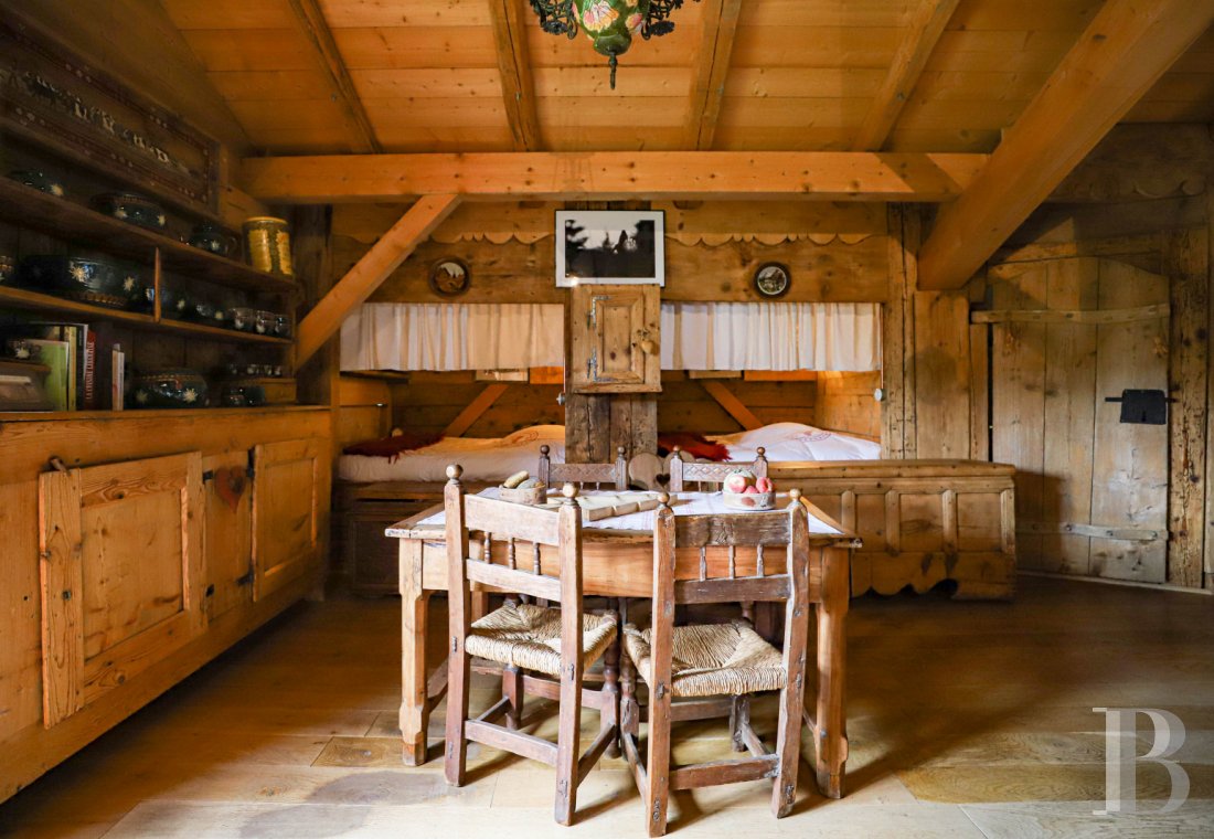 En Haute-Savoie, non loin de Morzine, une grange chalet traditionnelle en plein alpage - photo  n°23